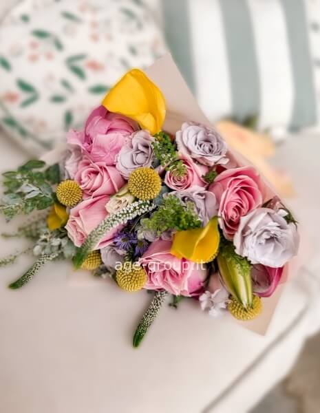 Bouquet di rose calle e fiori assortiti